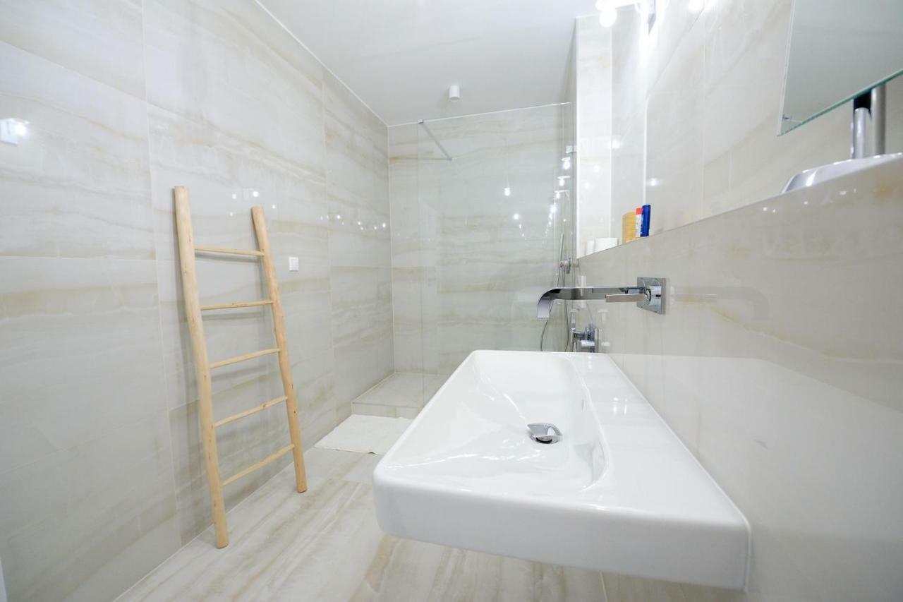 Center Aupark Apartment بييشتِني المظهر الخارجي الصورة