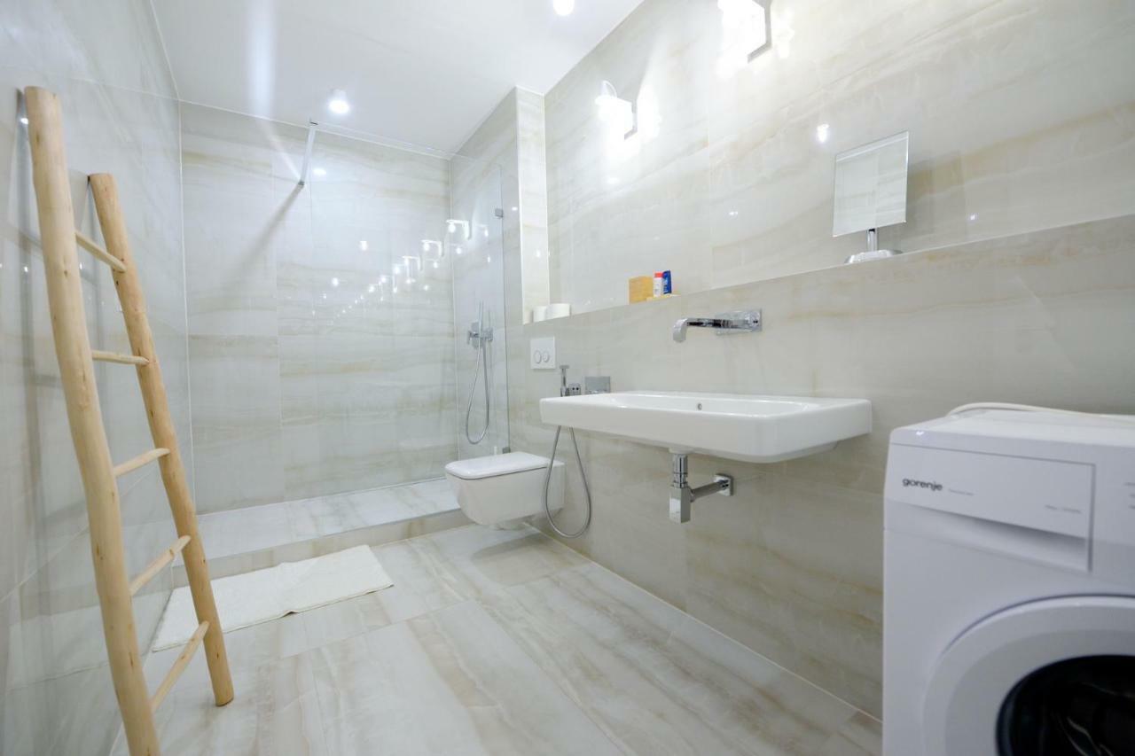 Center Aupark Apartment بييشتِني المظهر الخارجي الصورة